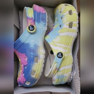 CLASSIC TIE-DYE GRAPHIC CLOGS